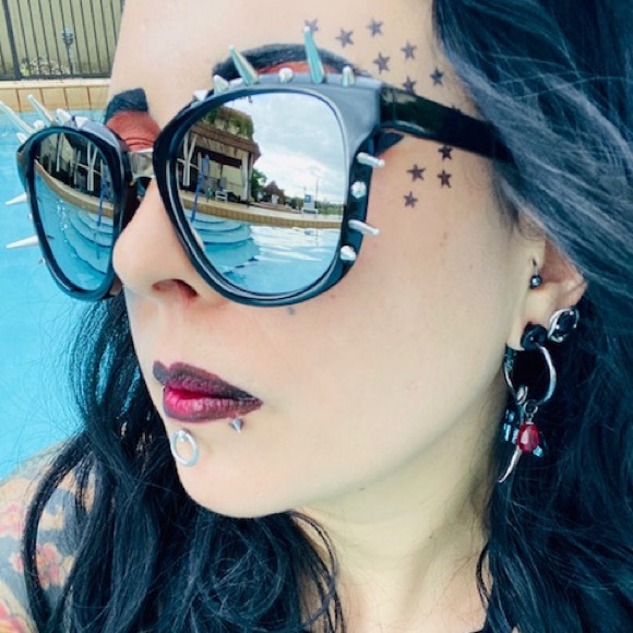 Rocker Black sunglasses with silver spikes - Picture 8 of 11